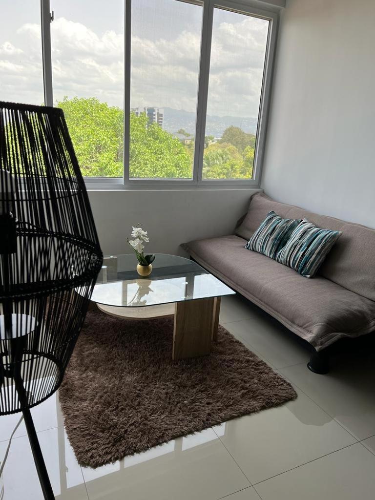 Metcalfe Luxury One Bedroom Suite Кингстон Экстерьер фото